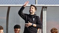 Alberto Su�rez, dirigiendo al Celta Juvenil A en un partido de la temporada 2025/2026.