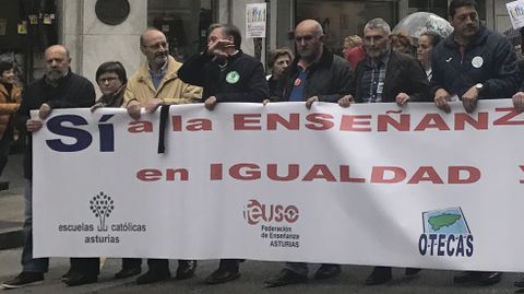 La cabecera de la manifestaci�n de la concertada, con Carlos Robla y Jos� Mar�a Alvira, por la izquierda.La cabecera de la manifestaci�n de la concertada, con Carlos Robla y Jos� Mar�a Alvira, por la izquierda 