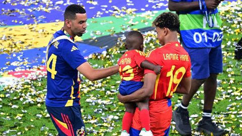 Imagen de Mounir Nasraoui celebrando con Lamine Yamal la victoria de Espaa en la Eurocopa.