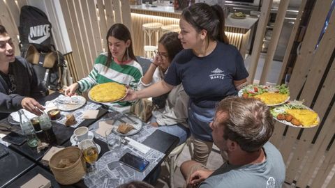 La hosteler�a es uno de los sectores que m�s tiran del empleo en el �rea de Santiago.