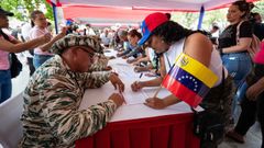 Ciudadanos participan en una de las jornadas de reclutamiento para la milicia bolivariana, en Caracas