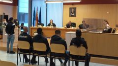 Los dos acusados de retenci�n ilegal y tr�fico de drogas, durante el testimonio de la v�ctima en la Secci�n Octava de la Audiencia Provincial de Asturias con sede en Gij�n