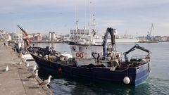 Un pesquero atracando en el puerto de A Corua en abril del 2025