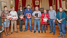 Hosteleros y clientes posan en el sal�n de plenos con los premios y diplomas de la fiesta.