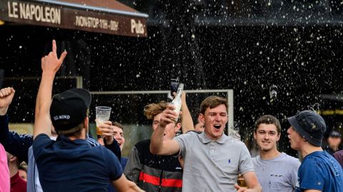 Hinchas ingleses cantan y tiran cerveza despus de los altercados con un grupo de fans rusos.