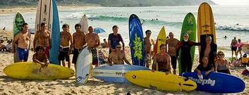 Como es tradici�n todos los veteranos pillan olas juntos en las aguas del arenal de Doni�os. 