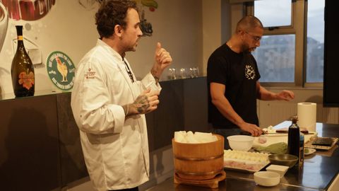 Antonio Reboredo y Paolo, durante el taller que imparti� en el CIFP Paseo das Pontes