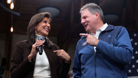 Nikki Haley, el martes junto al gobernador de New Hampshire, Chris Sununu.