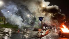 Barricada de neum�ticos ardiendo en la factor�a de ArcelorMittal en Avil�s, durante una concentraci�n convocada por CCOO y CSI para exigir el cumplimiento de los contratos relevo