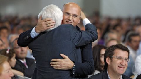 Baltar, padre e hijo, abrazados en un homenaje que se le hizo al primero en el 2012, con Feijoo en primer trmino