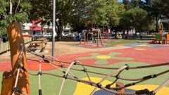 El parque infantil de Rosala de Castro, en junio, cuando se estrenaron los nuevos juegos y el pavimento de caucho
