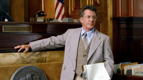 Dustin Hoffman interpreta al bueno de la pel�cula en �El jurado�
