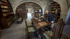 El Padre Justo Linaje, en una de las dependencias de la biblioteca del monasterio de Poio