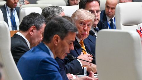 Pedro S�nchez y Donald Trump durante la cumbre de la OTAN celebrada este mi�rcoles en Ankara (Turqu�a).
