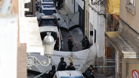 Miembros de la Guardia Civil en el portal n�mero 5 donde el s�bado se cometi� el asesinato de un menor de 13 a�os en la localidad valenciana de Sueca.