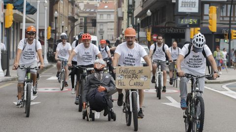 Trabajadores del taller de calderera pesada de Duro Felguera, en la protesta en bicicleta