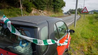 El coche de la v�ctima, que fue precintado por la Guardia Civil y que est� a 270 metros de donde apareci� su cad�ver, ya que el hombre baj� del coche y fue arrastrado por el cami�n hasta despu�s de la curva.