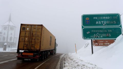 Un camin accede al puerto de Pajares, rodeado de nieve