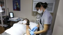 Valeria Merlo, aplicando un tratamiento en la Cl�nica de Medicina Est�tica de la doctora Mosquera