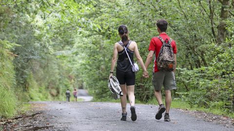 Gente paseando este juevespor el parque natural, que tiene el acceso cortado a vehculos desde el 23 de junio.