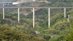 El puente de Cruzul de la N-VI se construy� con el Plan de Accesos a Galicia; al fondo, el posterior viaducto, de la A-6, y abajo, la vieja carretera.