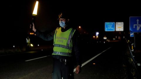 Tres patrullas de la Guardia Civil realizan esta madrugada controles en la Autov�a A-8 que comunica con Asturias en Ribadeo (Lugo).