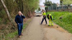 Jos� Calvo atiende las llamadas de los vecinos que piden mejoras
