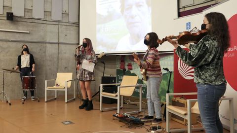 A Banda da Loba acta en el espectculo Por Xela