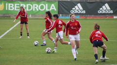 Elena V�zquez, la segunda por la derecha, en un entrenamiento con la selecci�n