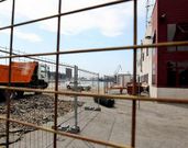 <span lang= es-es >La p�rgola del aparcamiento</span>. La subsede renuncia a la zona en la que sus trabajadores aparcaban sus propios autom�viles. A cambio, la p�rgola ser� reconstruida en otro lugar de la parcela.