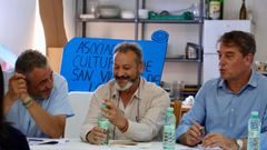 Besteiro, a la derecha, durante el encuentro con los vecinos
