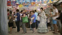 Varias personas esperan su turno para votar en el colegio electoral Eduardo Lucena de C�rdoba