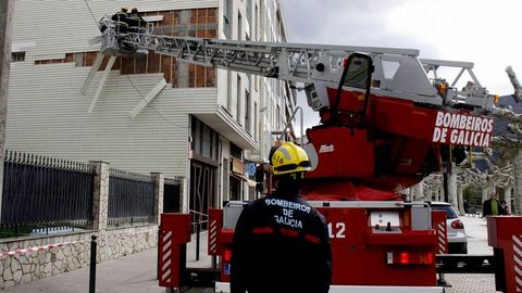 Los trabajos de los bomberos han obligado a cortar el Malec�n al tr�fico