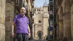 José Luis Encinas posa ante la fachada de la catedral de Ourense, desde la vertiente de la Praza do Trigo