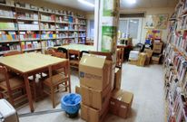 Las cajas llenas de libros se apilan por todos lados en una sala fr�a por la ausencia de calefacci�n.