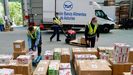 Voluntarios del Banco de Alimentos de Asturias trabajan en el almac�n que tienen en el pol�gono de Argame en Oviedo