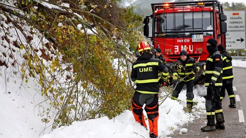 Los 120 efectivos de la Unidad Militar de Emergencias trasladados a Asturias para ayudar a paliar los efectos del temporal de nieve 