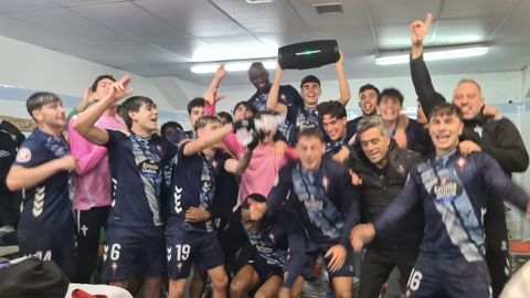 Los jugadores del Celta Fortuna, celebrando el triunfo sobre el Avilés.