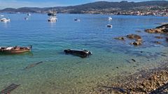 El coche acab� en el mar tras romper la barandilla de madera del paseo de Beluso, en Bueu