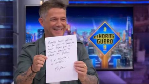 Alejandro Sanz muestra la carta escrita por Pablo Motos a La revuelta y que l mismo le dict.