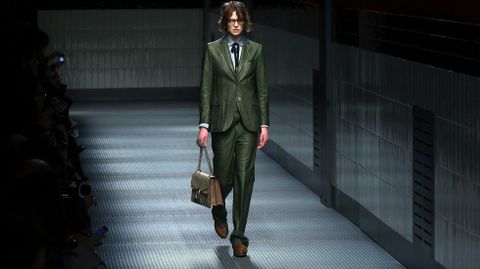 Una modelo con los diseños de Gucci.