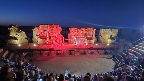 Actuación del grupo coruñés Noite Bohemia en el teatro romano de Regina Turdulorum. Situado en la provincia de Badajoz, destaca su acústica, que permite actuar sin micrófonos.