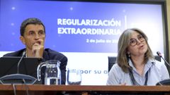Los secretarios de Estado de Migraciones, Pilar Cancela, y de Seguridad Social y Pensiones, Borja Su�rez, durante la rueda de prensa para hacer balance del proceso extraordinario de regularizaci�n, una vez concluido el plazo de presentaci�n de solicitudes, este jueves en Madrid.
