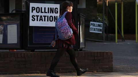 Una estudiante pasa junto a un centro de votaci�n en la localidad de Rickmansworth, en el Reino Unido