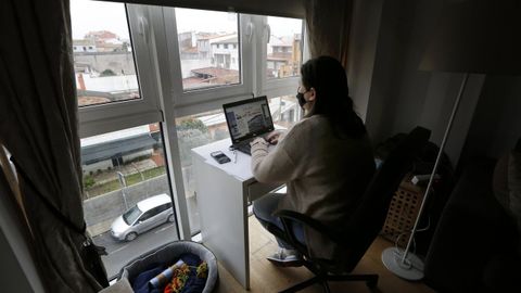 Una mujer teletrabajando desde su casa en la pandemia