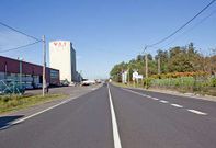 Desde Padr�n, los veh�culos no pueden acceder a las empresas debido a la l�nea continua.