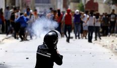 Un agente dispara contra los salafistas en T�nez.