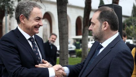 Zapatero saluda a &Aacute;balos, en una imagen de archivo, en el 2020.