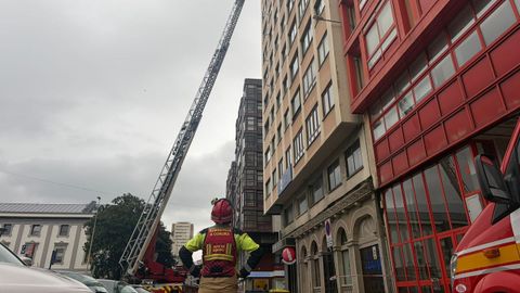 Los bomberos extendieron la escalera hasta el 10. � piso para rescatar al vecino en apuros