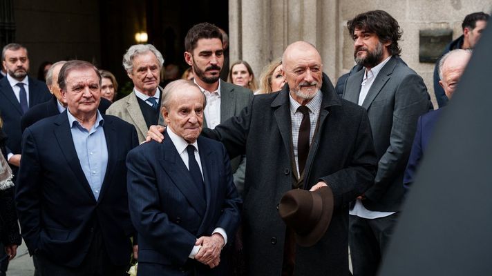 Jos� Mar�a Garc�a, Arturo P�rez Reverte y otros periodistas, en la capilla ardiente de Ra�l del Pozo